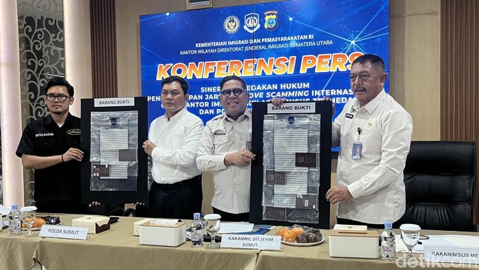 Medan - Kantor Imigrasi Medan bersama Polda Sumut membongkar sindikat penipuan dengan modus love scamming di Medan. Komplotan ini dikendalikan oleh warga negara asing (WNA) yang mempekerjakan puluhan WNI.

Pengungkapan kasus ini berawal dari laporan warga yang curiga adanya aktivitas dugaan sindikat penipuan siber di Kota Medan. Menindaklanjuti informasi tersebut, tim Intelijen dan Penindakan Keimigrasian melakukan operasi gabungan bersama tim Polda Sumut pada Selasa (23/6/2026) di CBD Polo