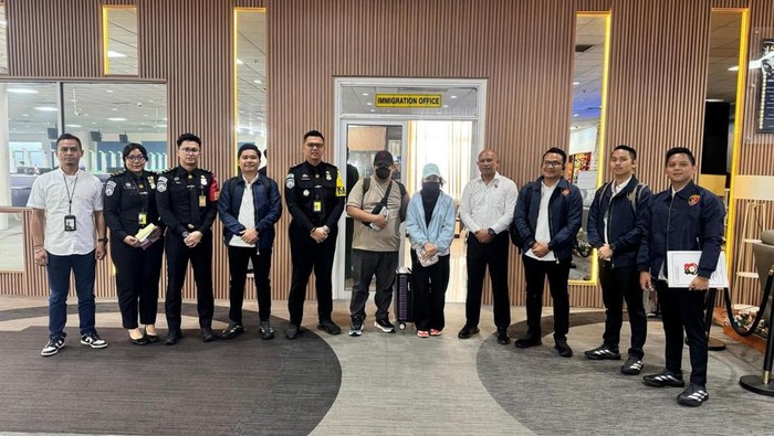 Medan -

Komitmen penegakan hukum di pintu gerbang internasional Sumatera Utara kembali menorehkan prestasi. Kantor Imigrasi Kelas I Khusus TPI Medan berhasil mengamankan dua Warga Negara Indonesia yang masuk dalam daftar pencegahan dan penangkalan (cekal) setibanya di Bandara Internasional Kualanamu (KNIA), Senin (30/3).

Kedua tersangka, AHF (42) dan CR (43), merupakan buronan yang dicari terkait kasus dugaan tindak pidana perbankan, pemalsuan surat, hingga penggelapan dana jemaat Gereja K